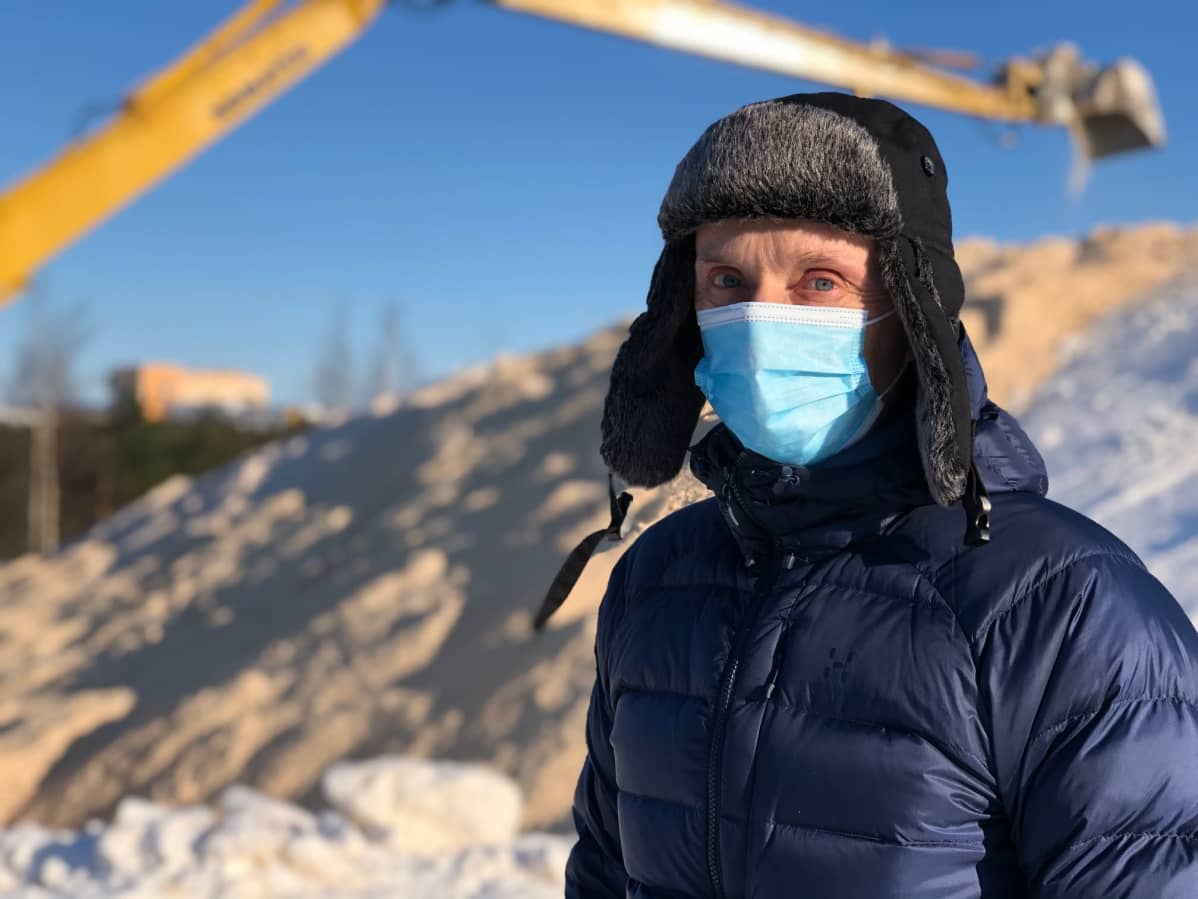 Porin kaupungin työnjohtaja Seppo Myllykoski Porin metsän lumensäilöntäpaikalla.