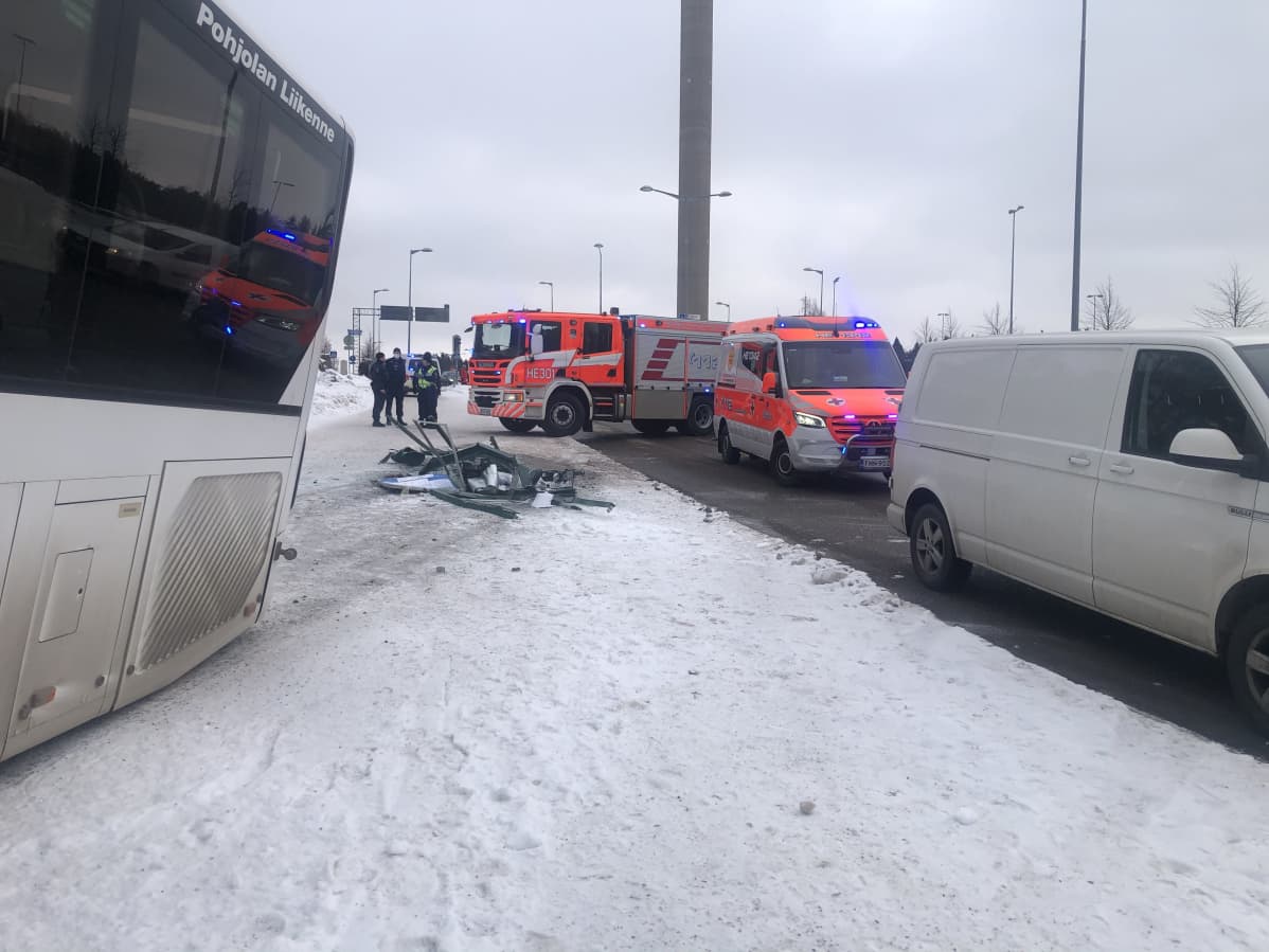 Hakamäentien ja Nauvontien risteyksessä bussit ajanut ulos tieltä