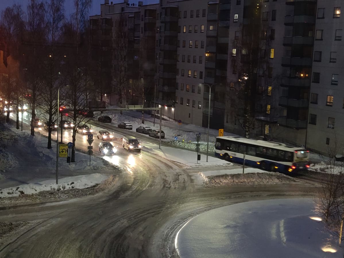 Pelikirkasta jäätä Tampereen Tesomalla vilkkaalla kadulla
