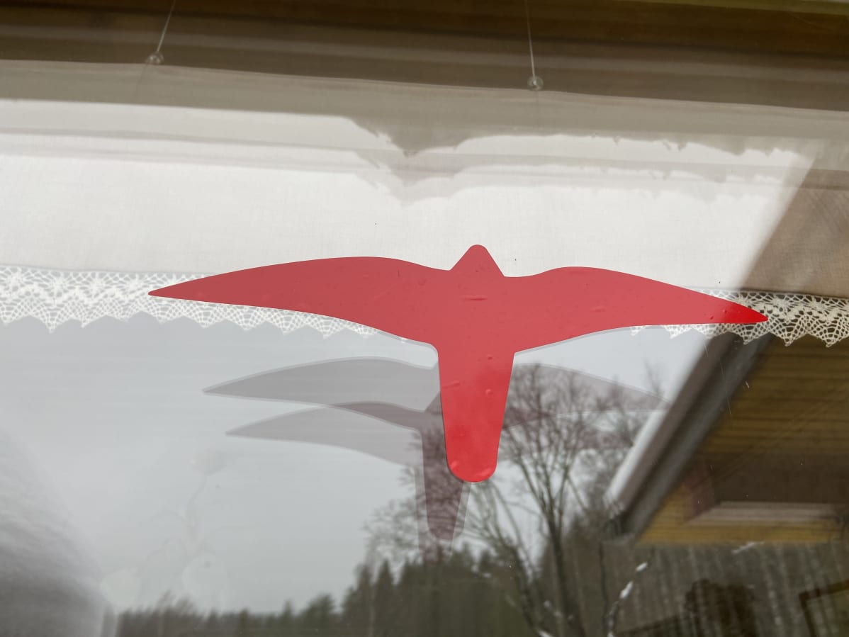 Ikkunan ulkopinnassa punainen haukkatarra