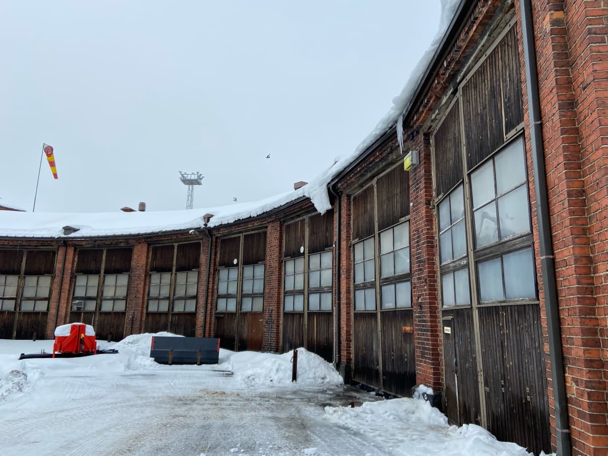 Seinäjoen vanhat veturitallit Asemanseudulla.