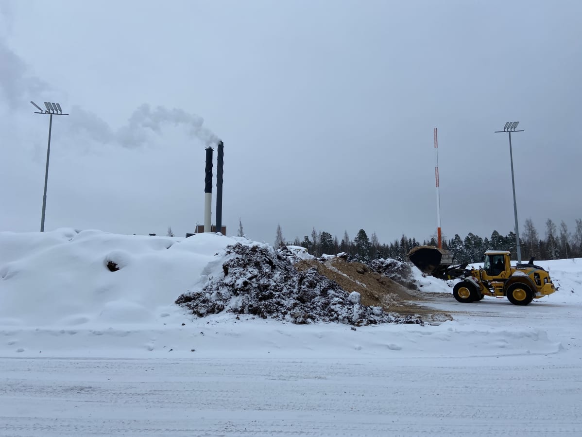 Kuormaaja lastaa haketta ja kuljettaa sitä kaukolämpölaitokseen.