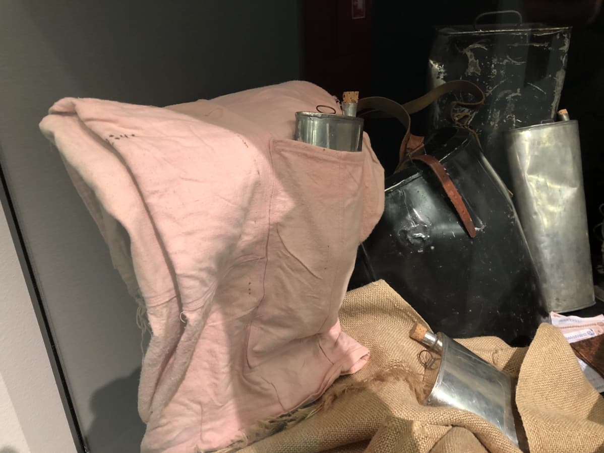 Pirtun salakuljettamiseen käytetyt alushousut museon vitriinissä