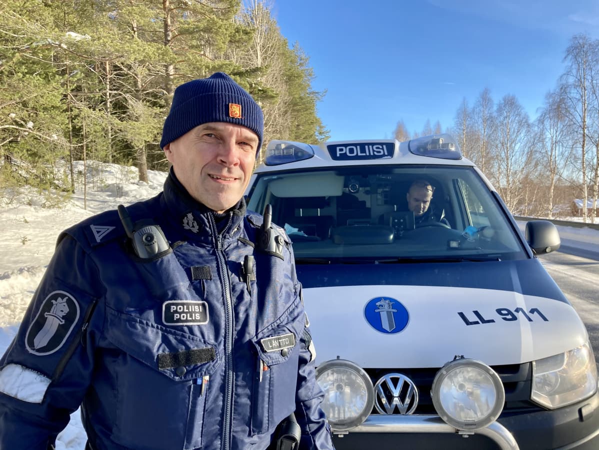 Poliiseja partioimassa Lapissa Rovaniemellä.