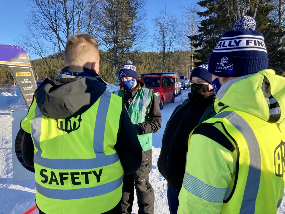 Turvapäällikkö antaa ohjeita MM-rallissa talkoolaisille.