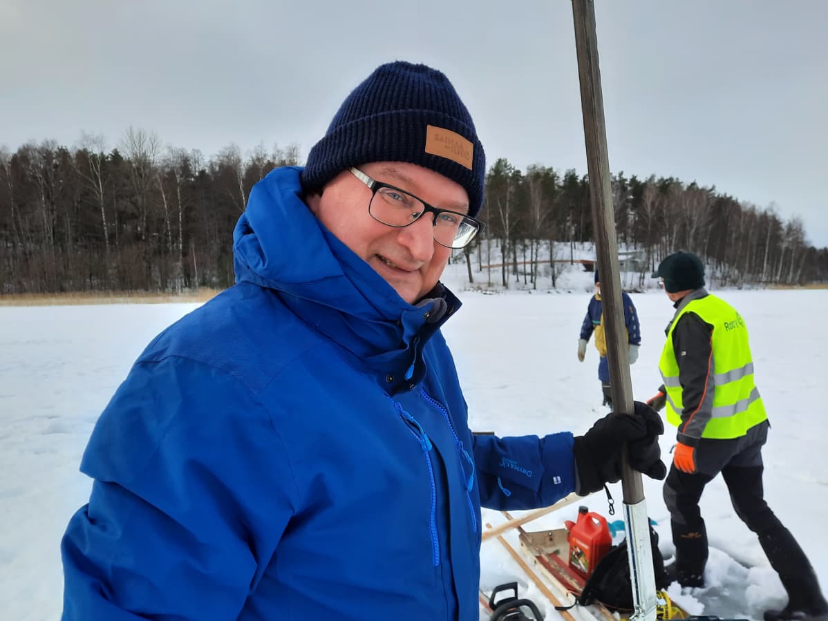 Vesibiologi Kari-Matti Vuori joulukuusten upotustalkoissa Sunisenselällä Saimaalla