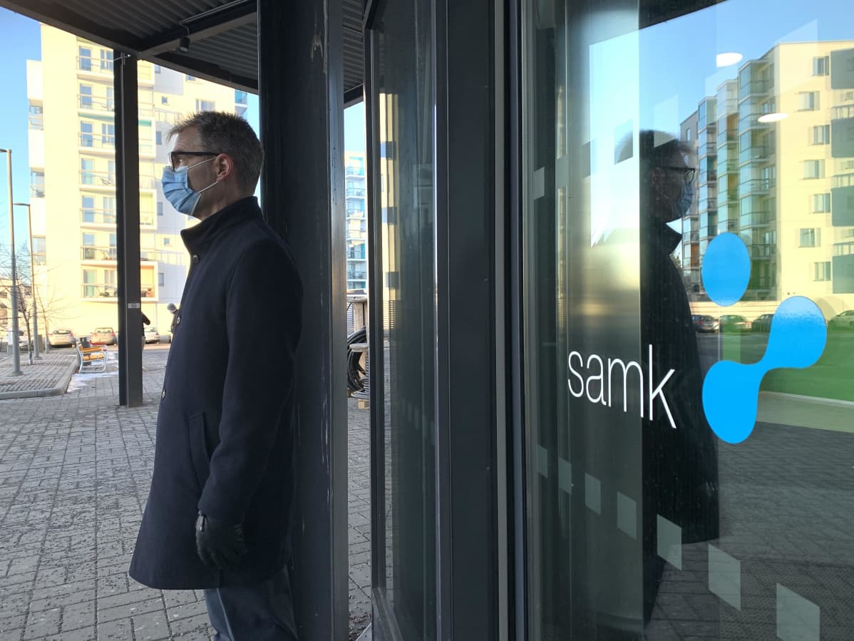 SAMKin toimitusjohtaja-rehtori Jari Multisilta Porin kampuksen edessä.