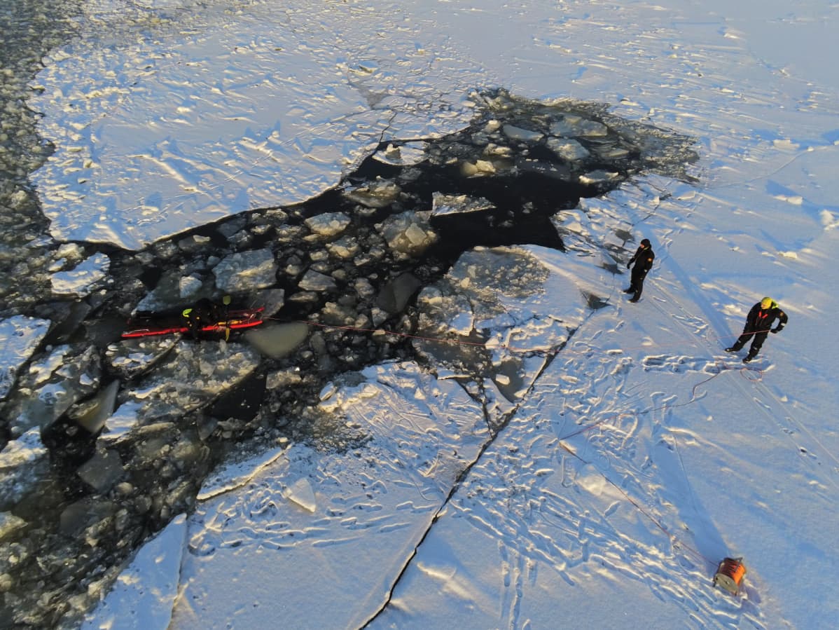 Meripelastusharjoitus, jäihin pudonnut jäälohkareidenkeskellä vedessä.