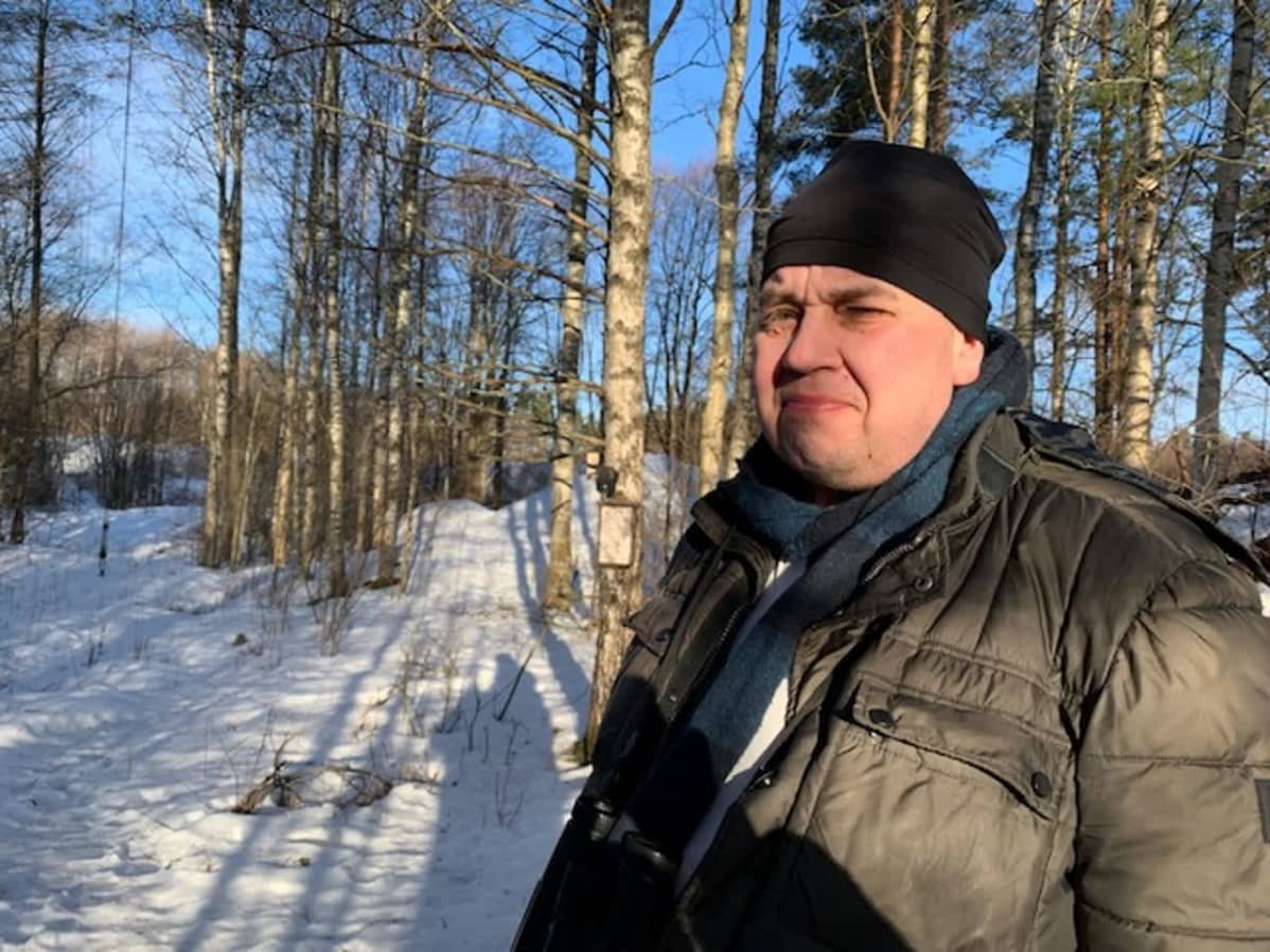 Mikko Pöyhönen kiikarit kaulalla