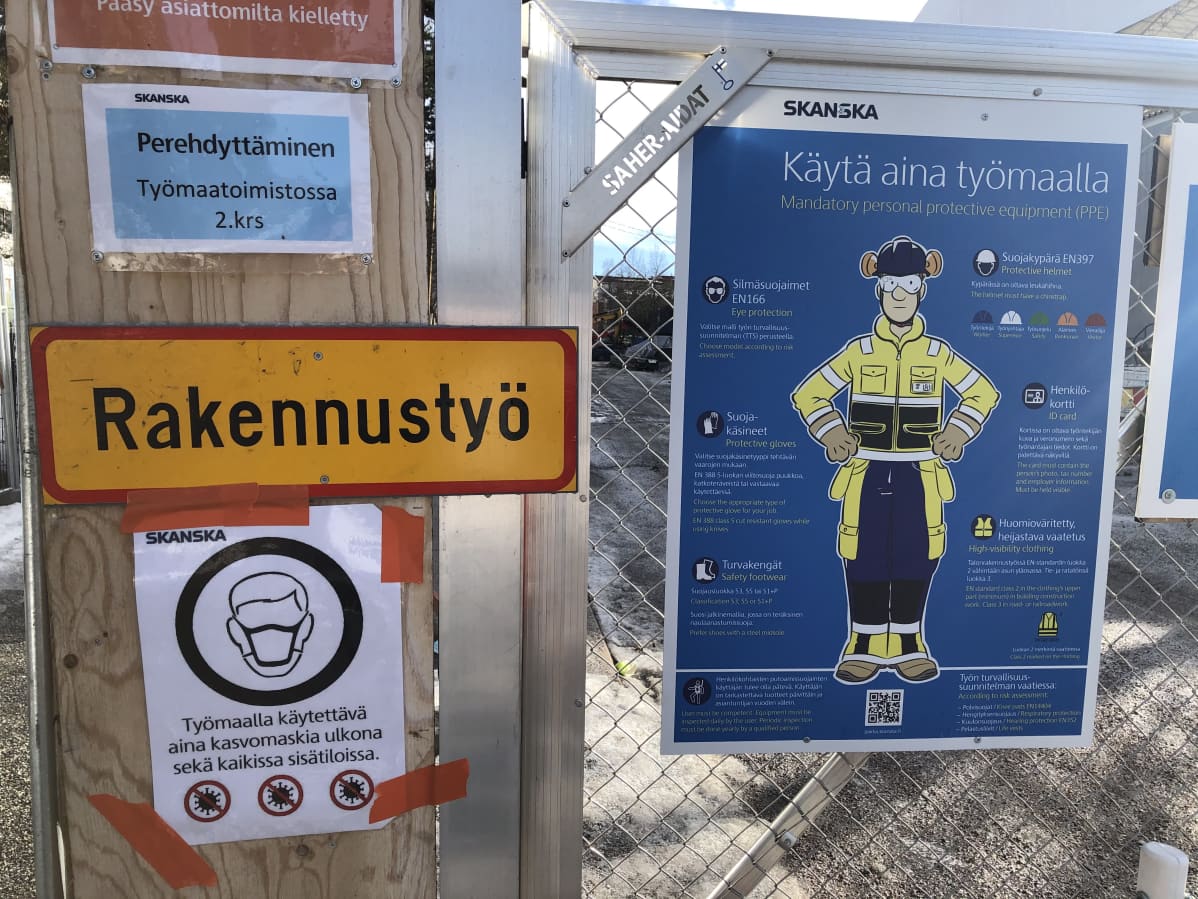 Ohjekylttejä rakennustyömaan portilla