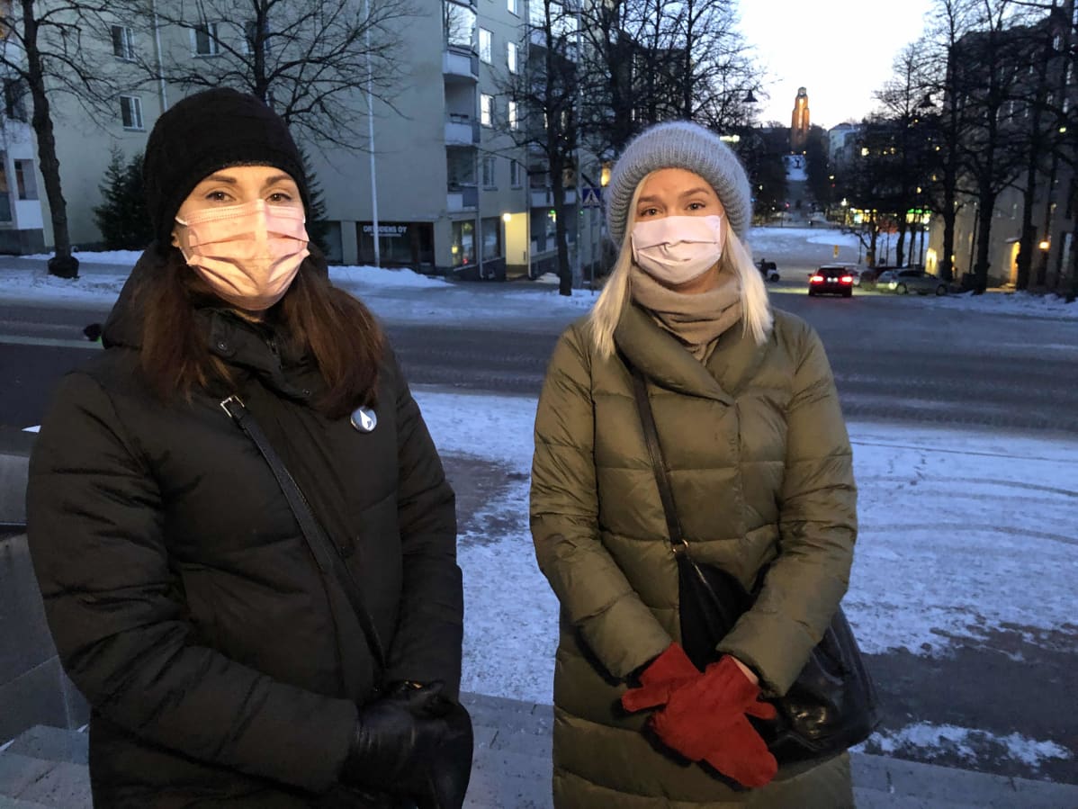 Mia Mironoff ja Jenni Lindfors Ristinkirkon portailla.Taustalla siintää Lahden kaupungintalo.