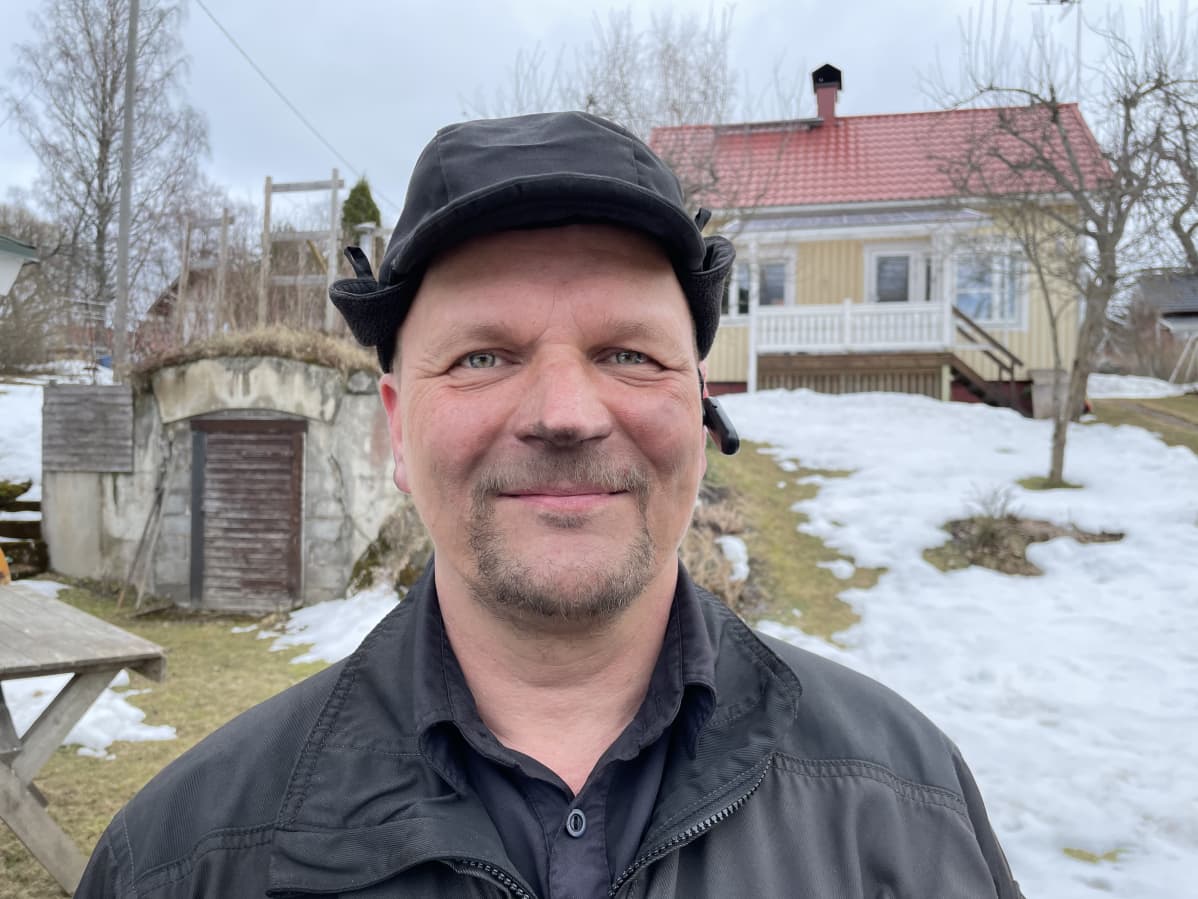 Nuohooja Jarkko Pajunen katsoo kameraan nokea nenässään