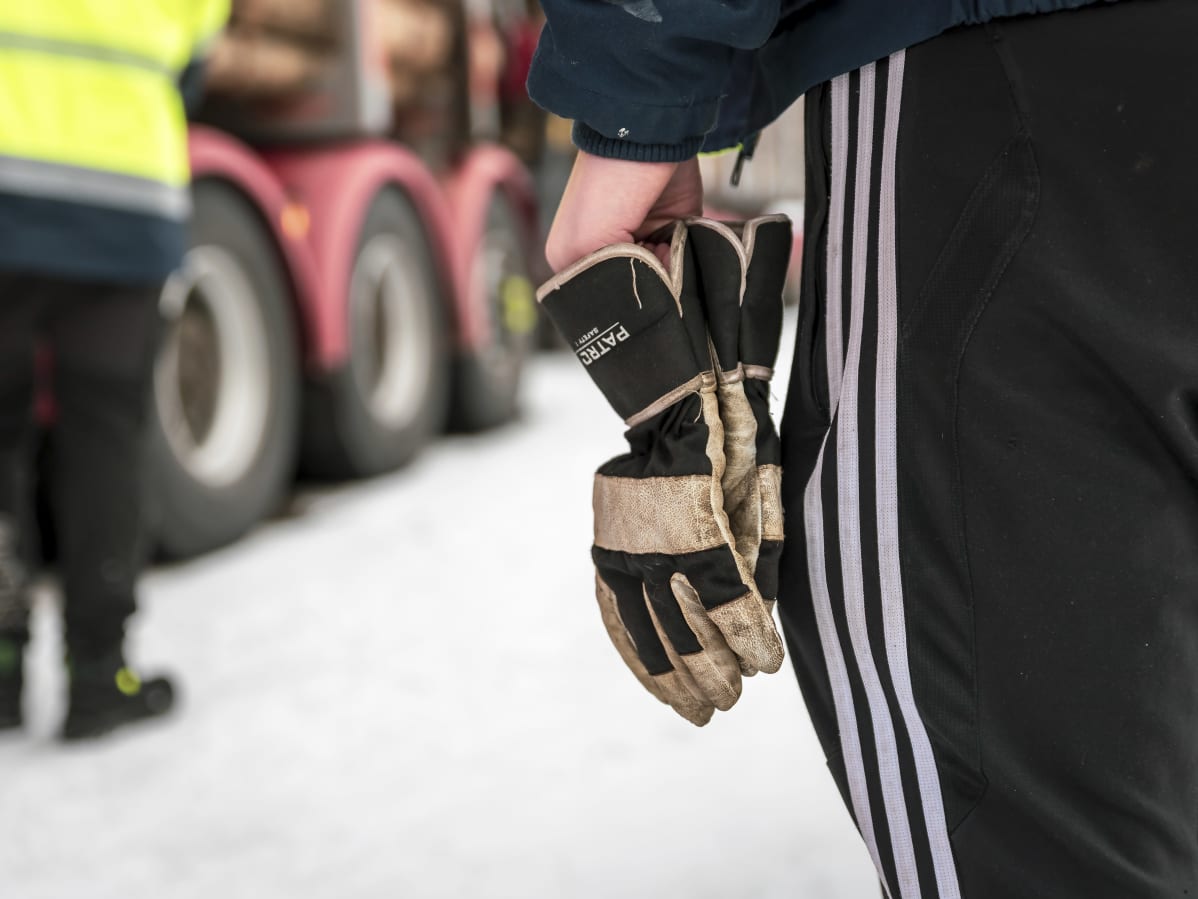 Oppilas roikottaa hanskoja kädessään.