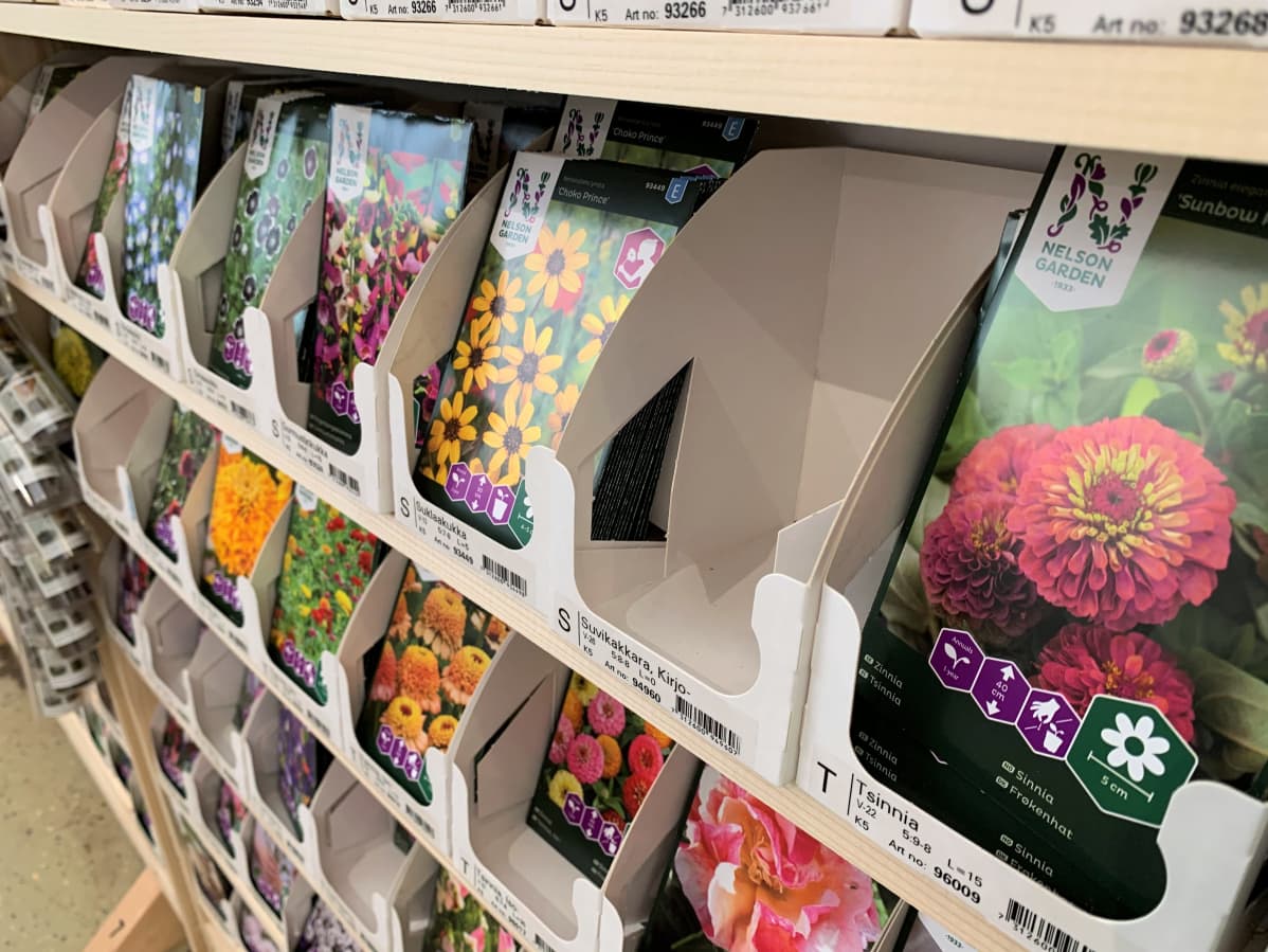 Tyhjä tuotelaatikko siemenhyllyssä