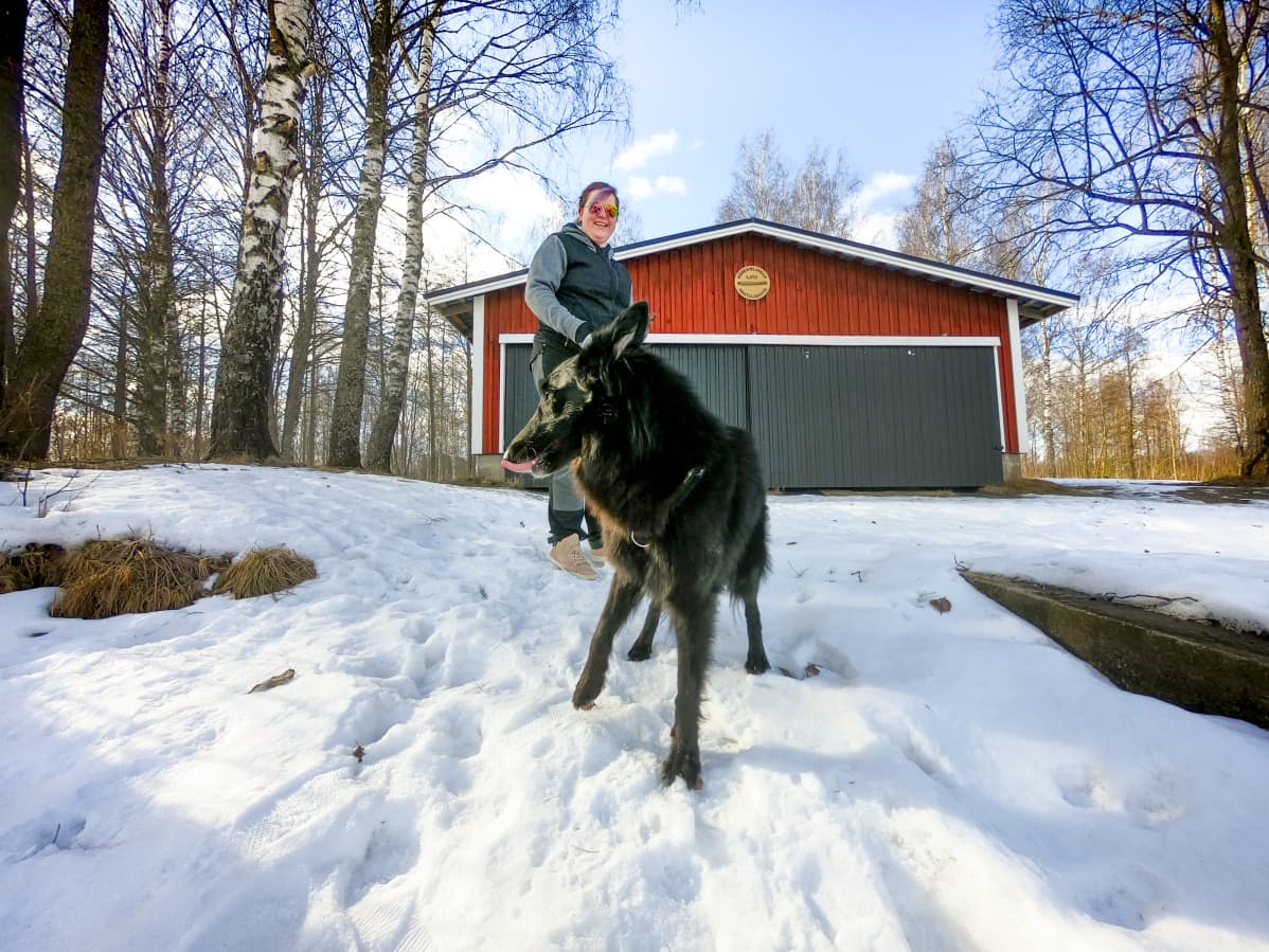 Ria Muurinen ja koiransa Rhea Hämeenlinnassa.