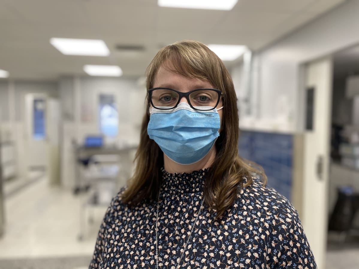 Hakametsän eläinklinikan klinikanjohtaja Janika Asteljoki