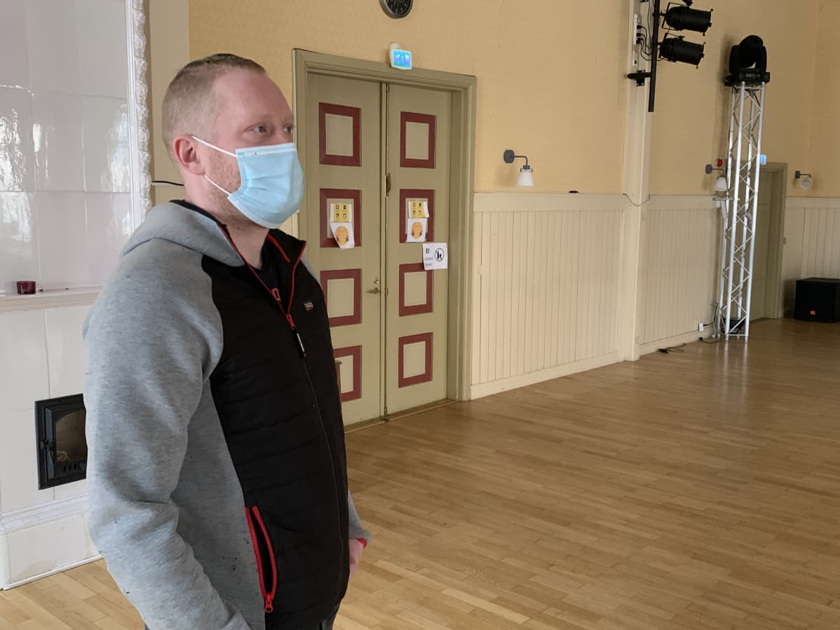 Ravintola Wanha Työskin ravintolapäällikkö Jouni Hietanen