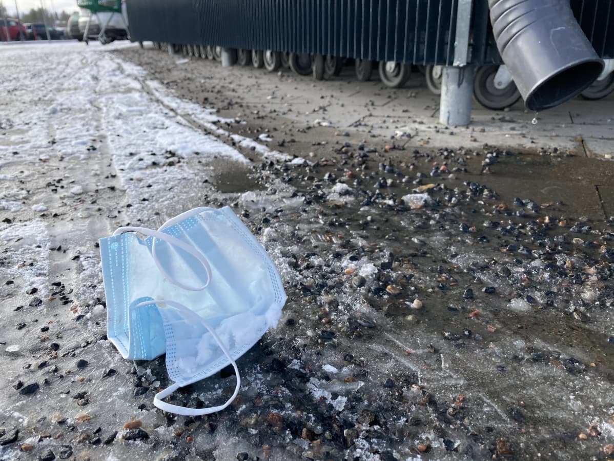 maski maassa Rovaniemen Prisman edessä