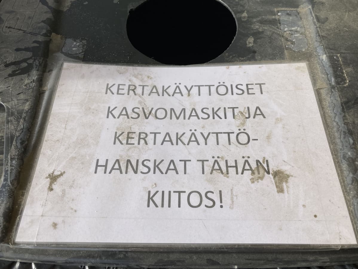 roskis kasvomaskeille Rovaniemen Prisman pihalla
