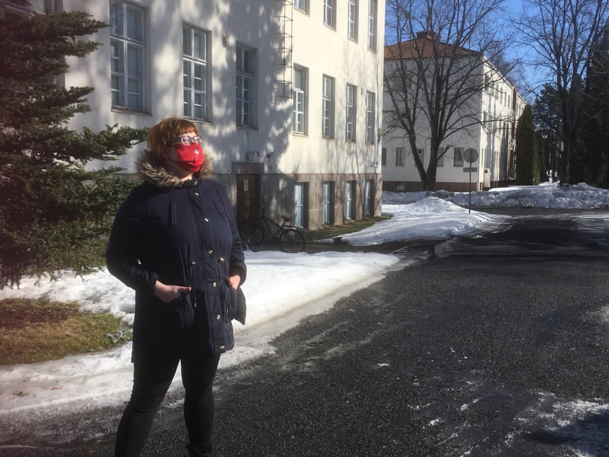 Jenna Oksaharju Törnävän sairaalan pihalla