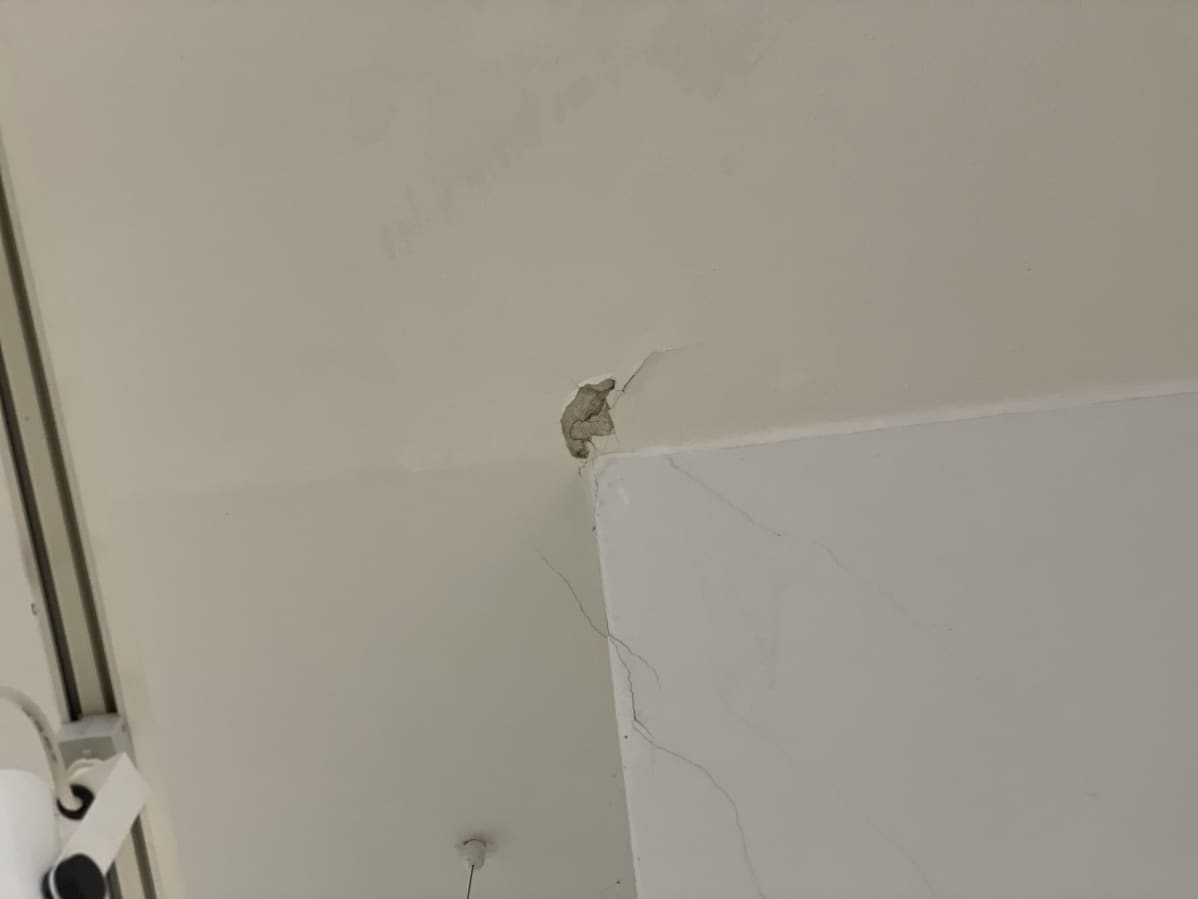 Museon katossa näkymä halkeama.