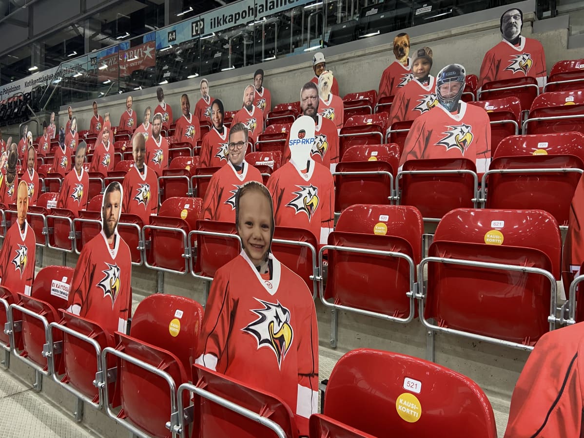 Pahviyleisöä Sportin katsomossa