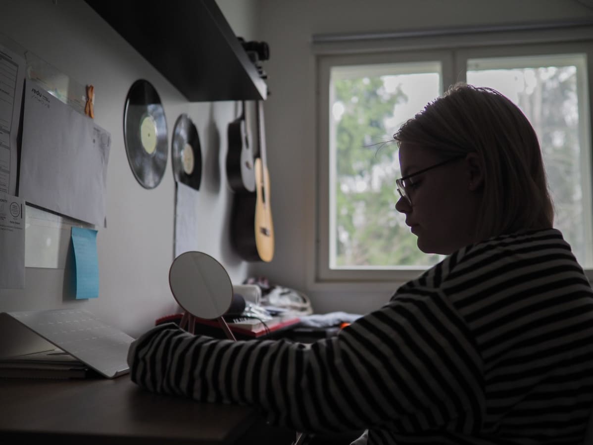 Maya istuu työpöytänsä ääressä.
