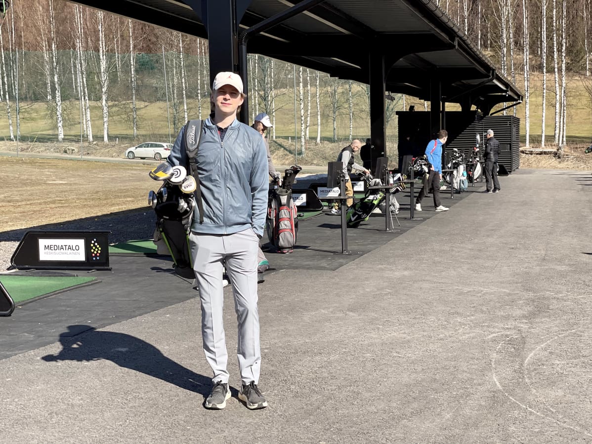 Aksu Kantonen pelaa golfia