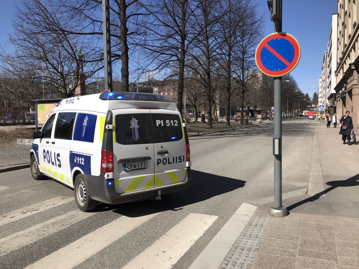 poliisi on katkaissut liikenteen