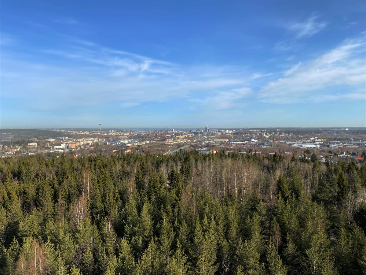 Sulkavuoren poistoilmapiipputyömaa 19. huhtikuuta 2021. Näkymä Tampereen keskustaa kohti.