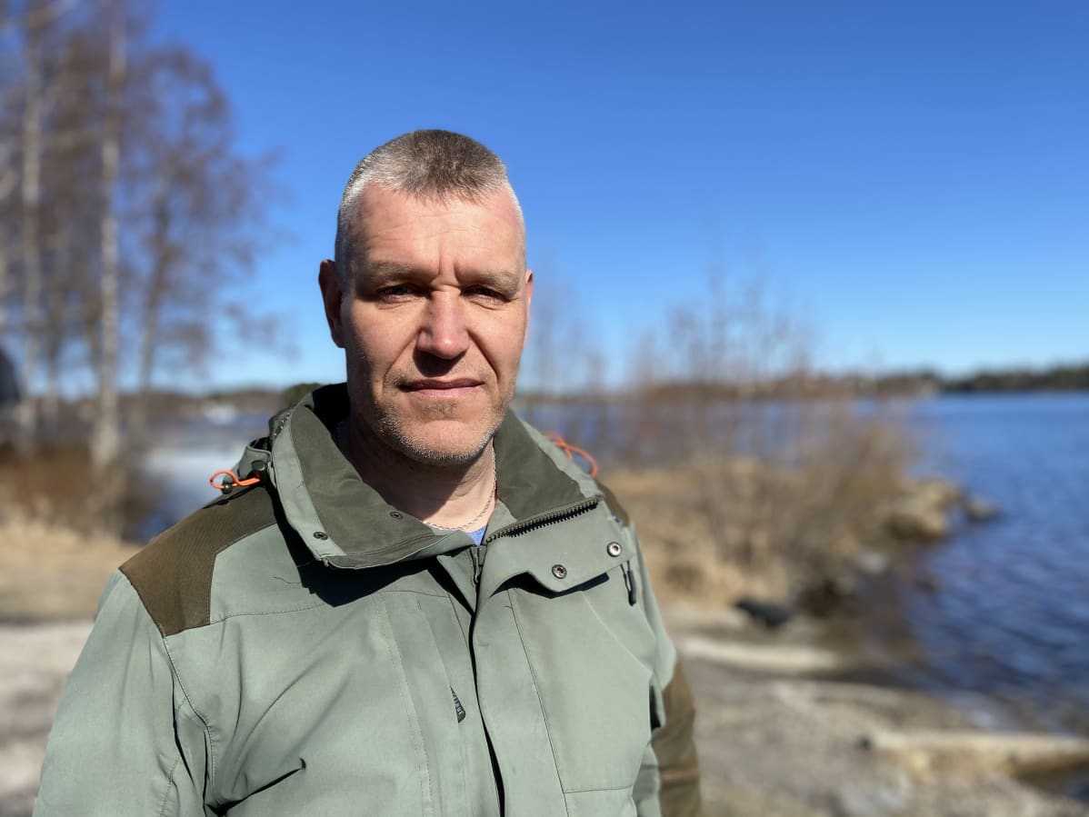 Harry Härkönen Saimaan rannalla.