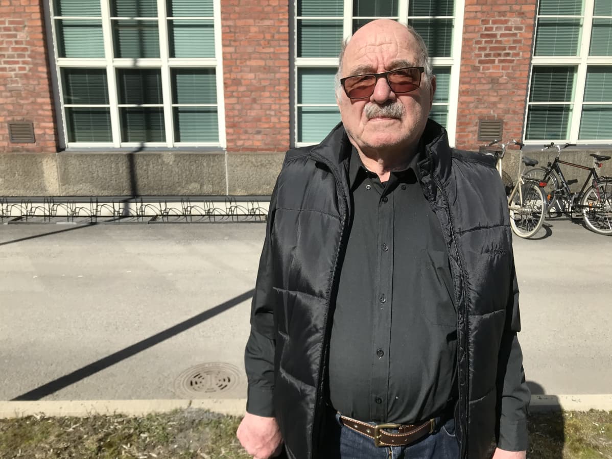 Asunto-osakeyhtiö Onkkaalanrivin osakas Sakari Jauhiainen seisoo Pirkanmaan käräjäoikeuden edustalla.