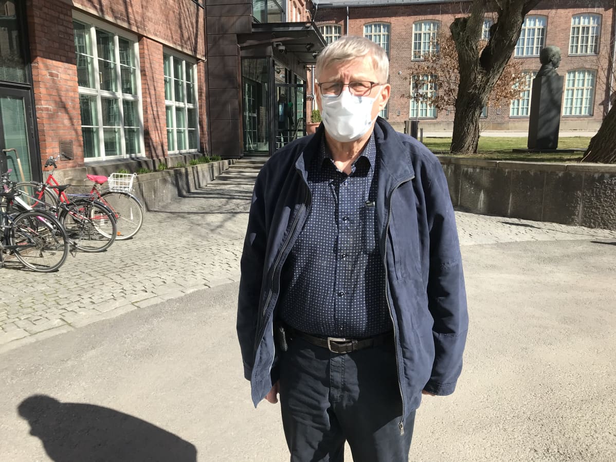 Asunto-osakeyhtiö Onkkaalanrivin hallituksen jäsen Veikko Tiainen seisoo Pirkanmaan käräjäoikeuden edustalla.
