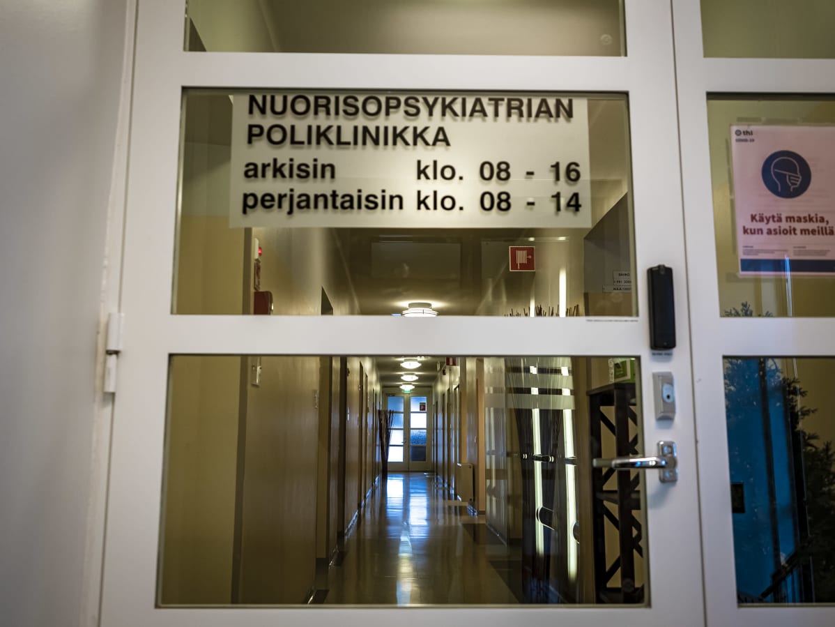 Oulun nuorisopsykiatrian poliklinikan ovi