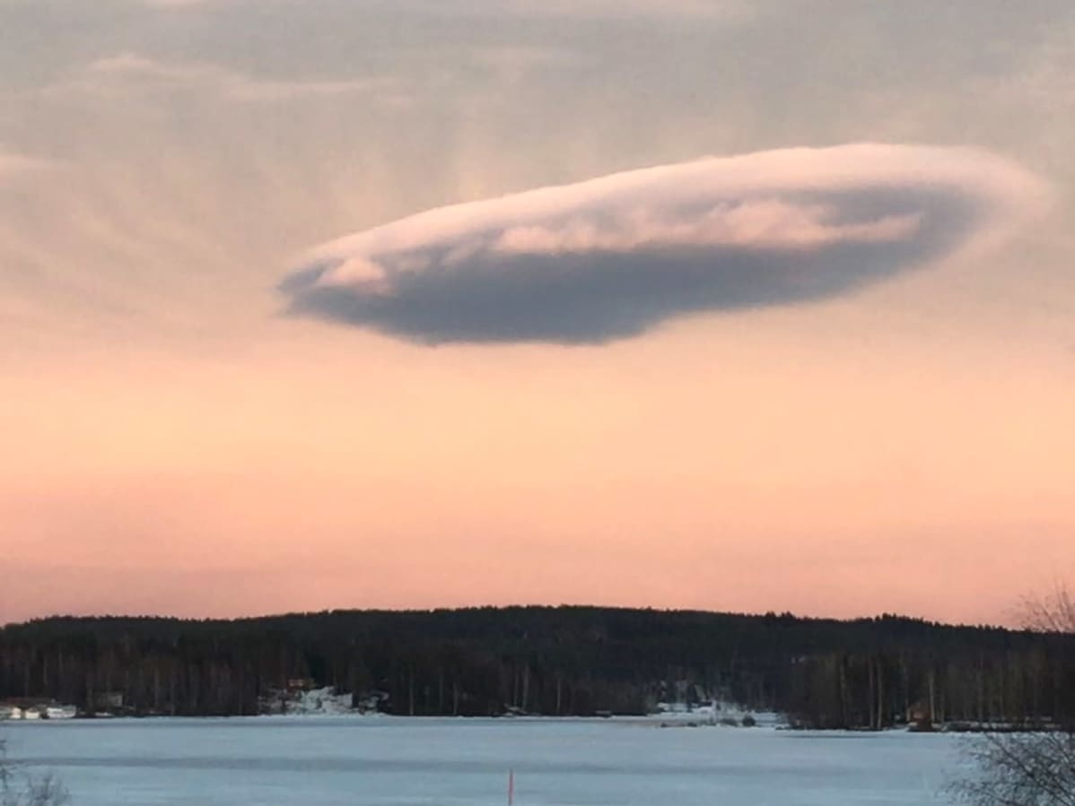 Anselmi Aumo harrastaa pilvivalokuvaamista. Kuvassa pilvi auringonlaskun aikaan.