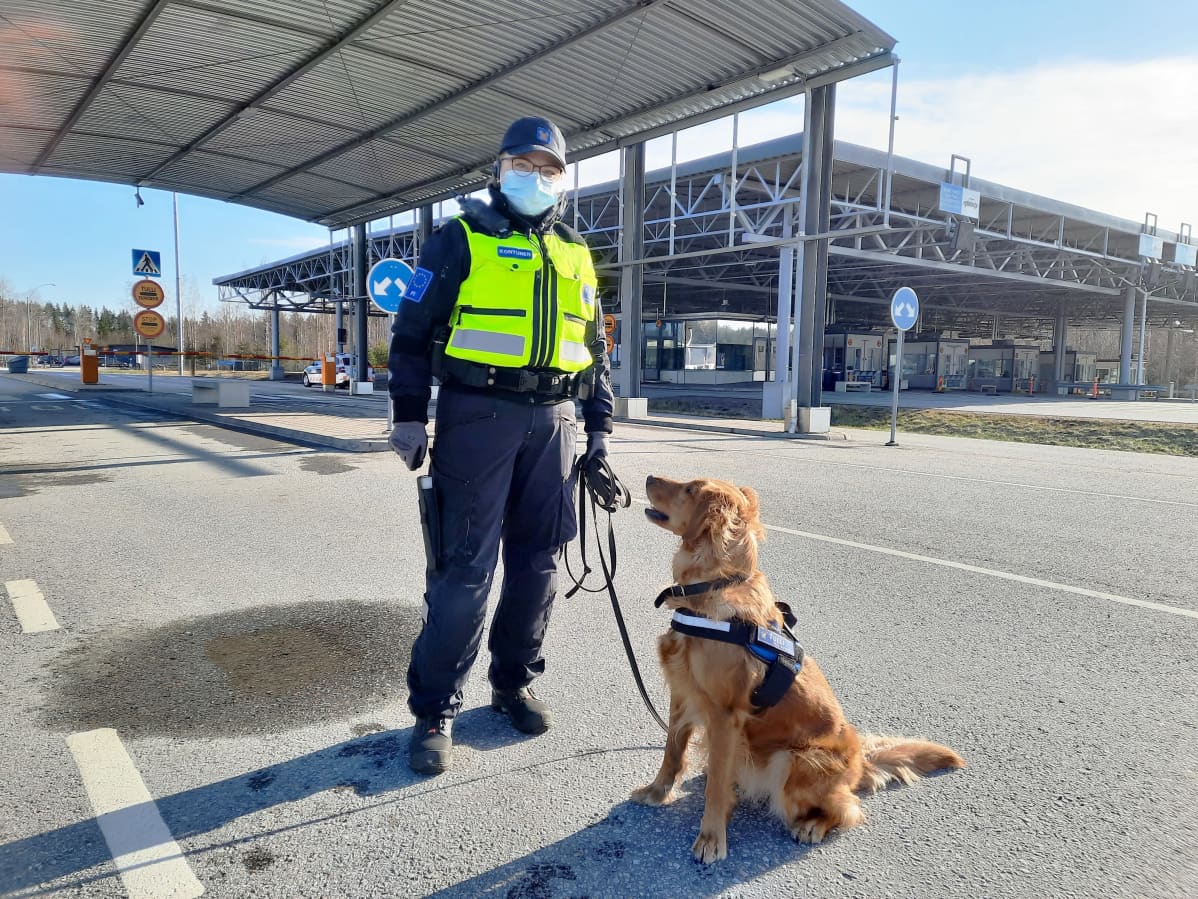 Tullitarkastaja Seija Kontunen ja ruokakoira Aino Nuijamaan raja-aseman pihalla Lappeenrannassa.