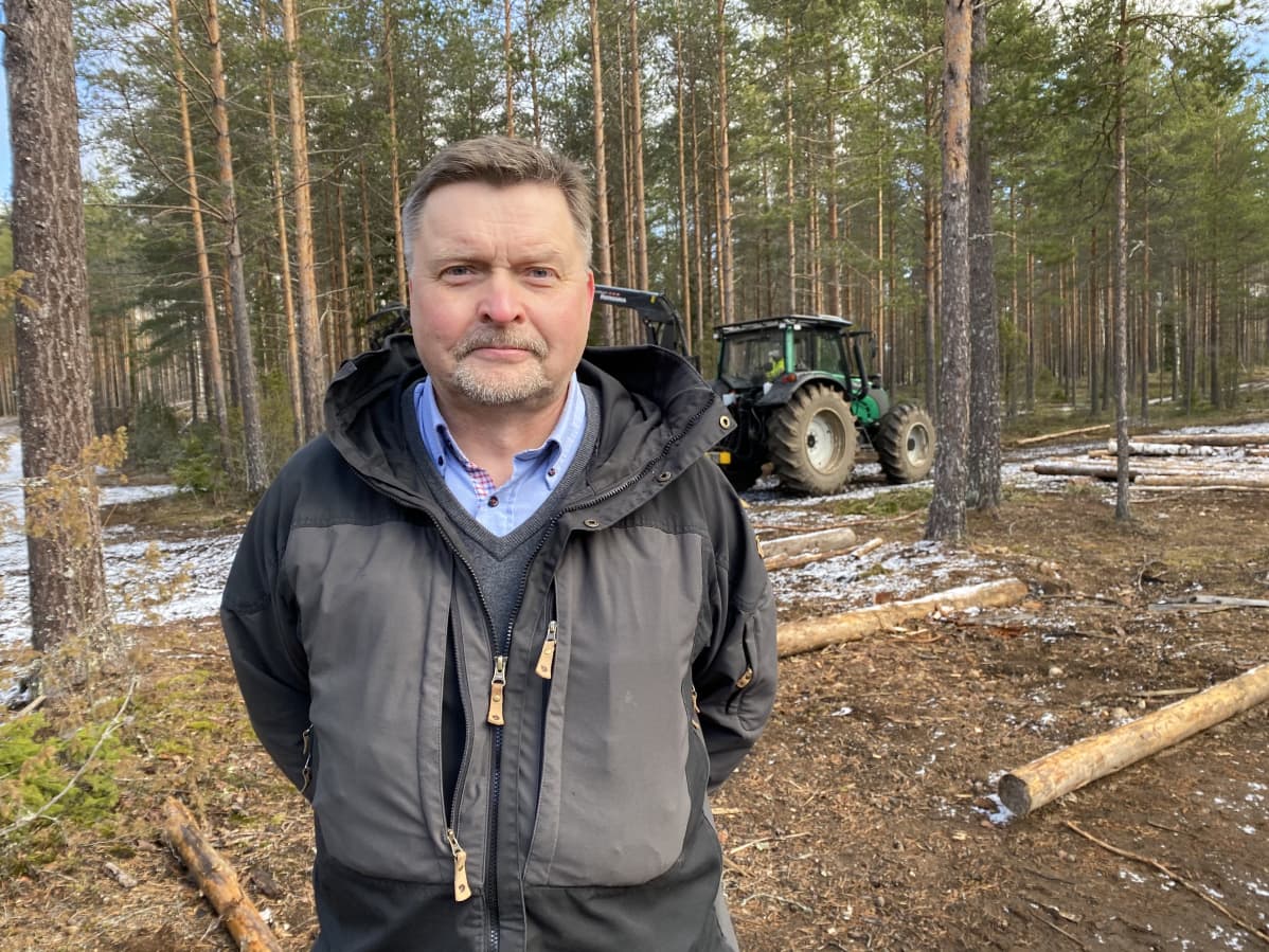 Hämeen ammattikorkeakoulun koulutuspäällikkö Antti Sipilä metsässä Lammin Evolla.