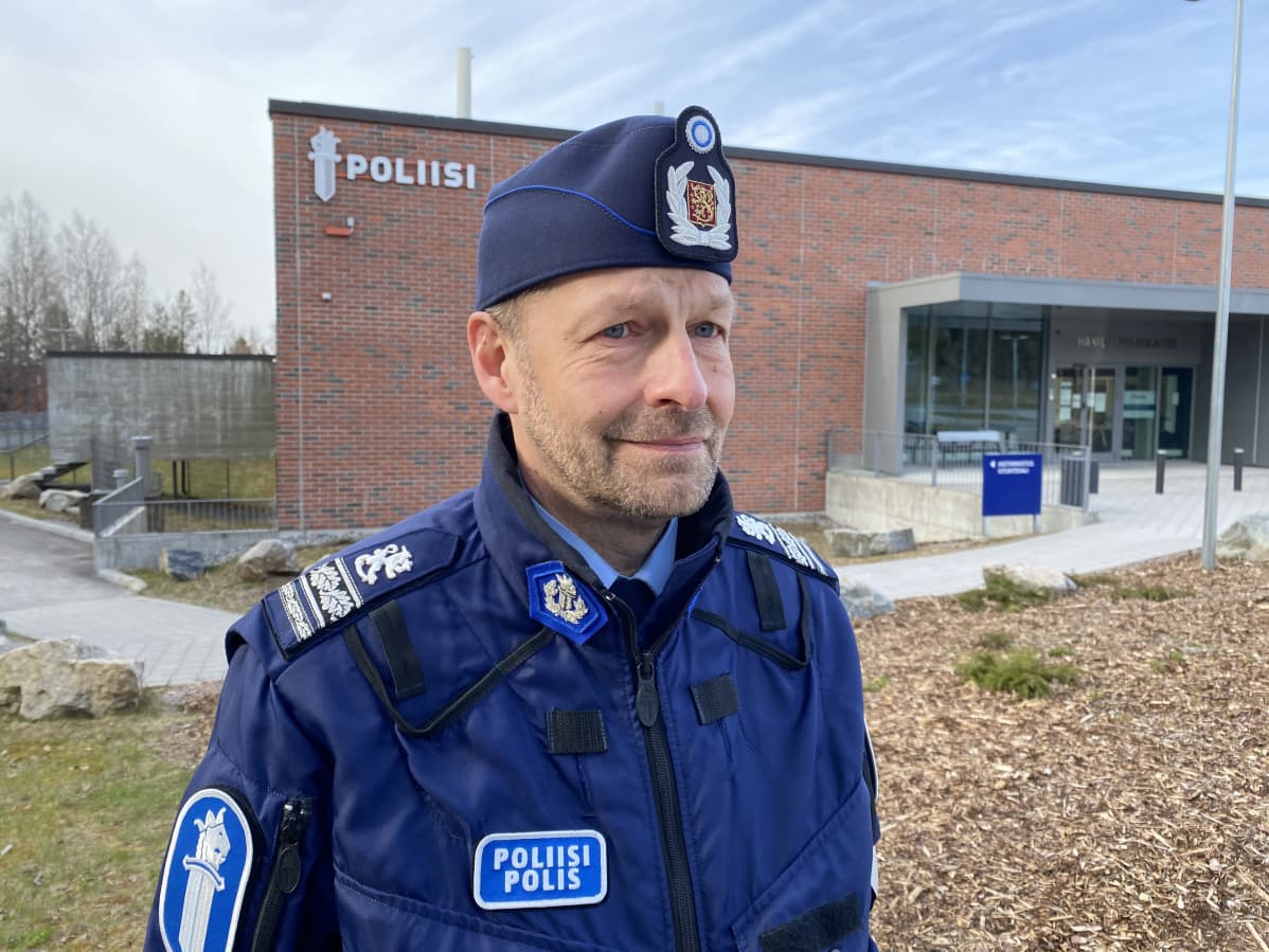Ylikomisario Jouni Takala Hämeen poliisilaitoksen edessä.