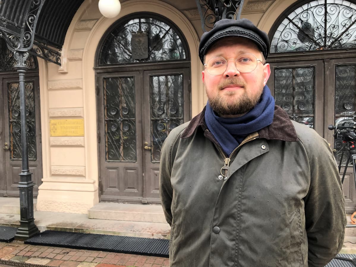 Tutkija Topi Artukka on perehtynyt seurapiirien historiaan.
