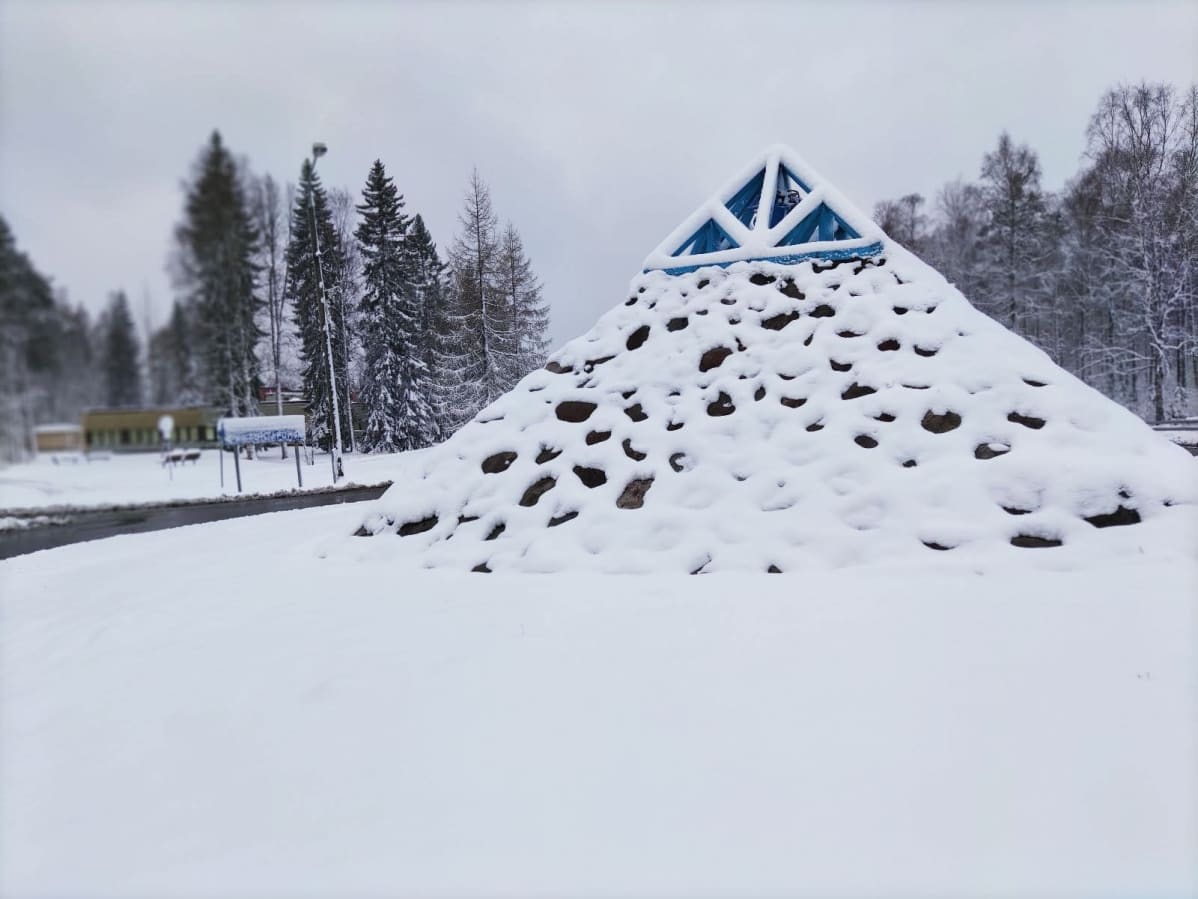 Uimaharjun liikenneympyrän taideteos lumen peittämänä.