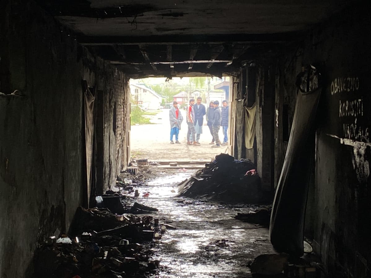 Miehiä tunnelin suulla.