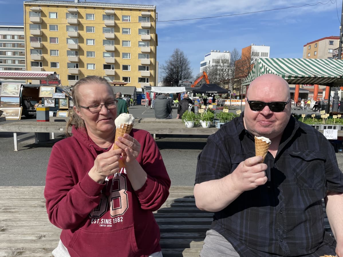 Arja Lintunen ja Pekka Manninen jäätelöllä Tammelan torilla