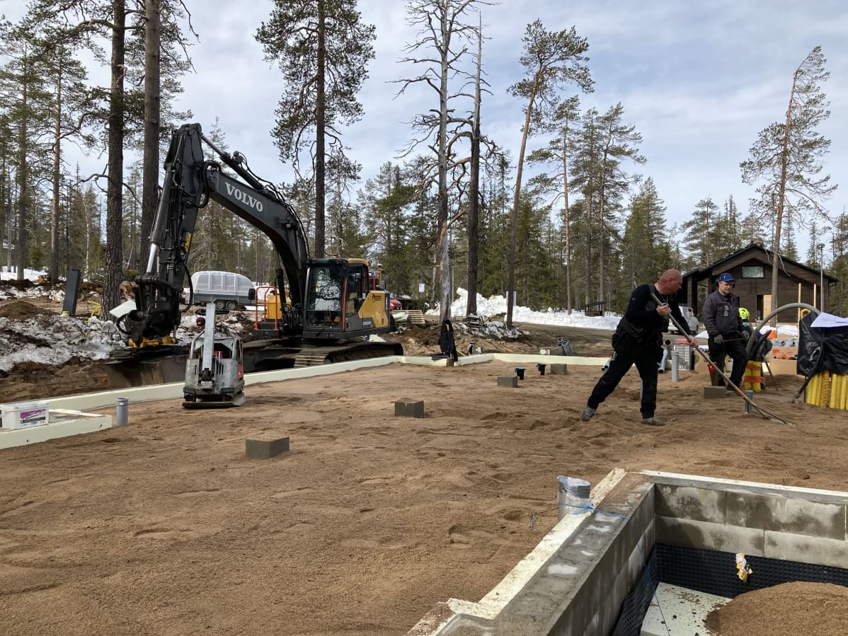 huvilan rakennustyömaa Äkäslompolossa