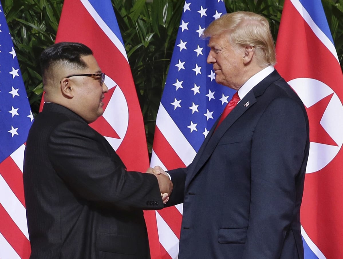 Pohjois-Korean johtaja Kim Jong-un ja Yhdysvaltain presidentti Donald Trump kättelevät Singaporessa.