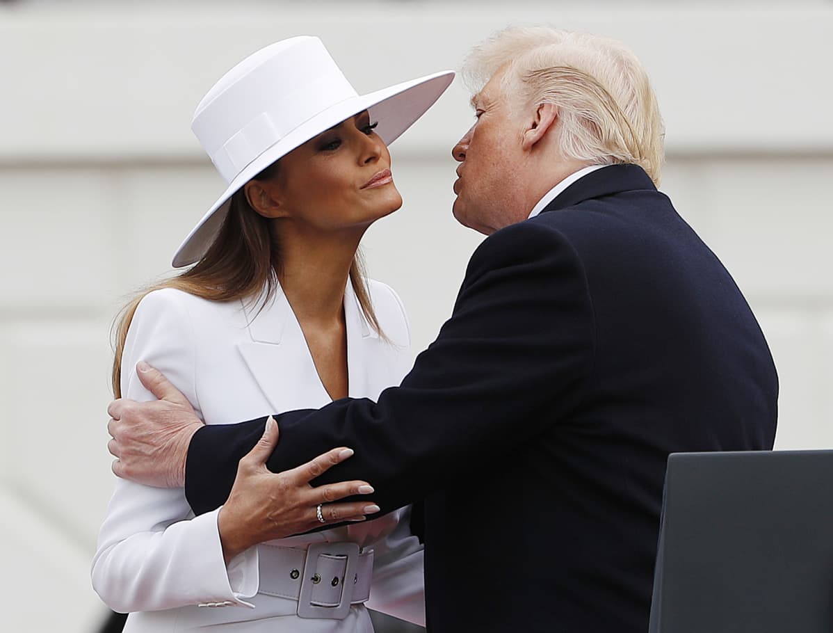 Presidentti Trump ja Melania Trumpvaihtoivat poskipusun ranskalaisvieraiden saapumisseremoniassa.