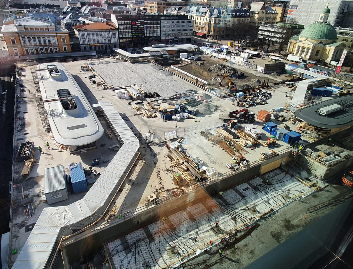 Turun kauppatori ilmasta, torikansi ja paviljongit rakenteilla.