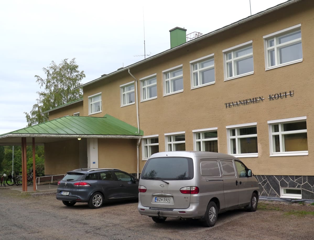 Kaksikerroksinen kivinen koulurakennus Ikaalisissa.