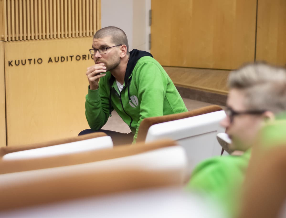 Vertian toimitusjohtaja Topi Jokinen auditoriossa