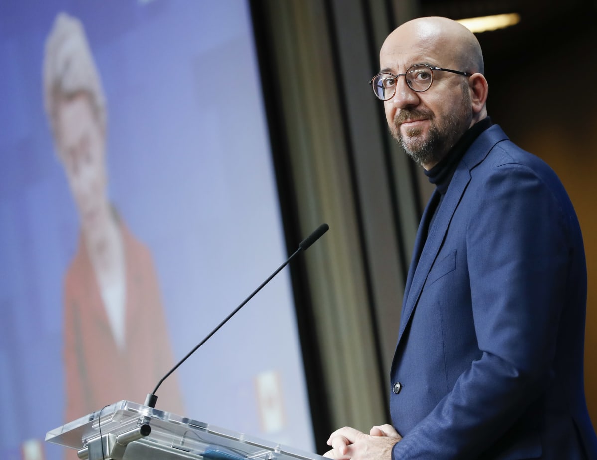 Europeiska rådets ordförande Charles Michel. På en skärm framför honom syns kommissionsordföranden Ursula von der Leyen.