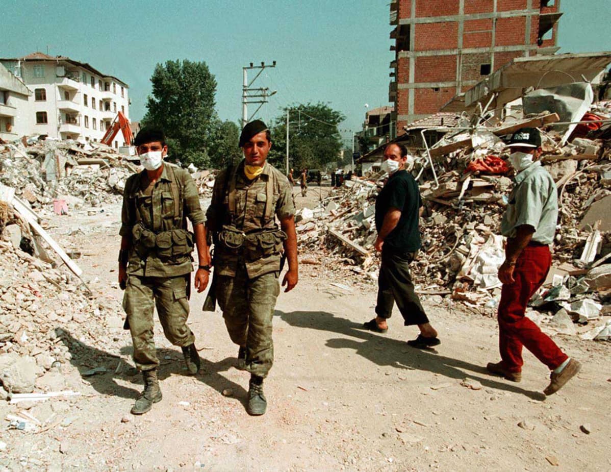 Sotilaita ja asukkaita maanjäristyksen tuhoamassa Golcukissa, lähellä Izmitiä Turkissa elokuussa 1999.